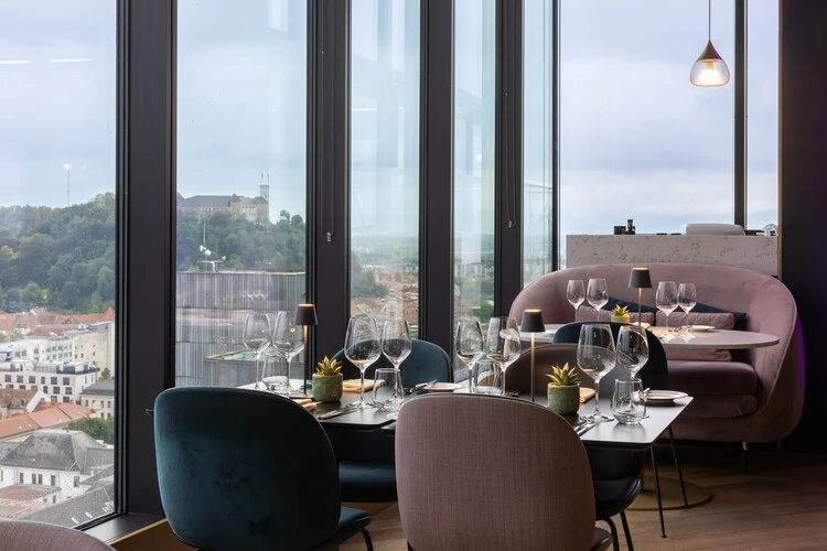 trgovina/Monetary-Voucher-for-100--to-use-in-B-Restaurant