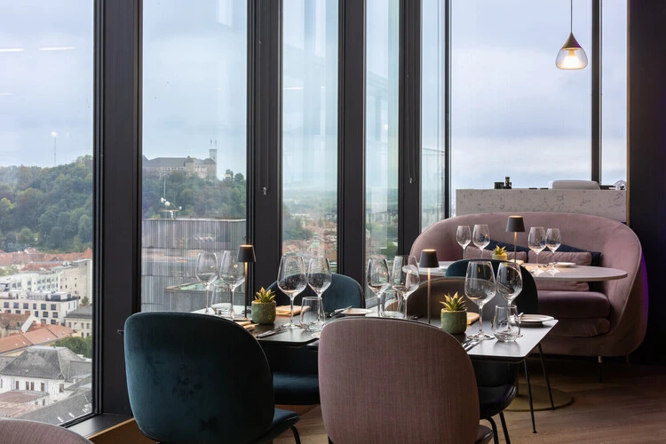 trgovina/Monetary-Voucher-for-100--to-use-in-B-Restaurantb